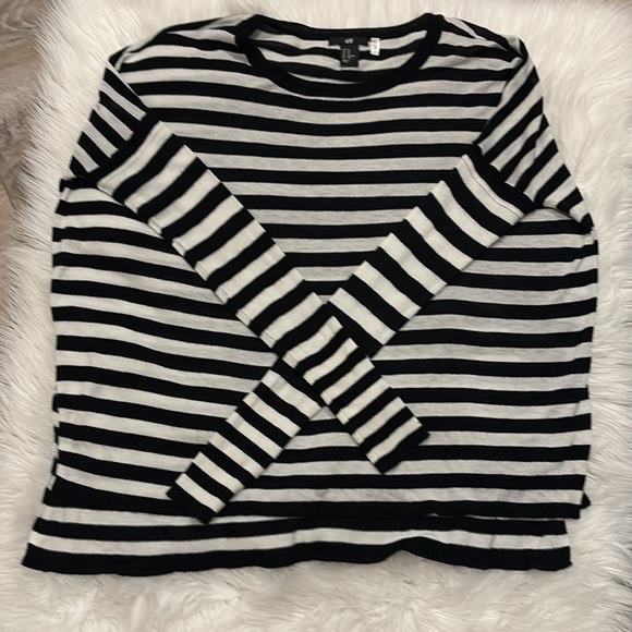 Black and white striped sweater - Picture 2 of 3